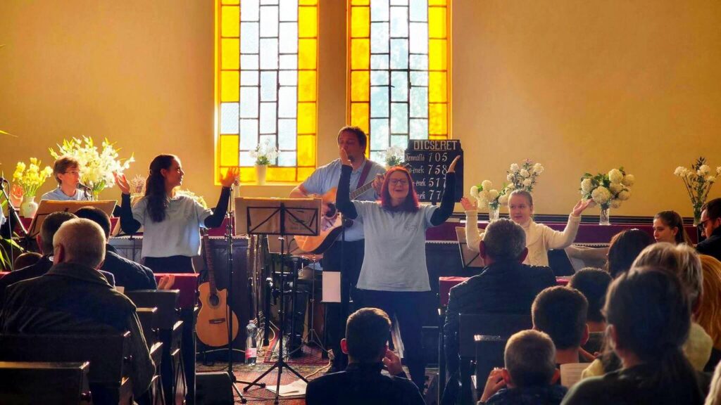 Köszönetet mondunk a RadíR zenekarnak, Olajág Református Kórusnak és Nagy Péter Tiszteletes Úrnak az adománygyűjtésért